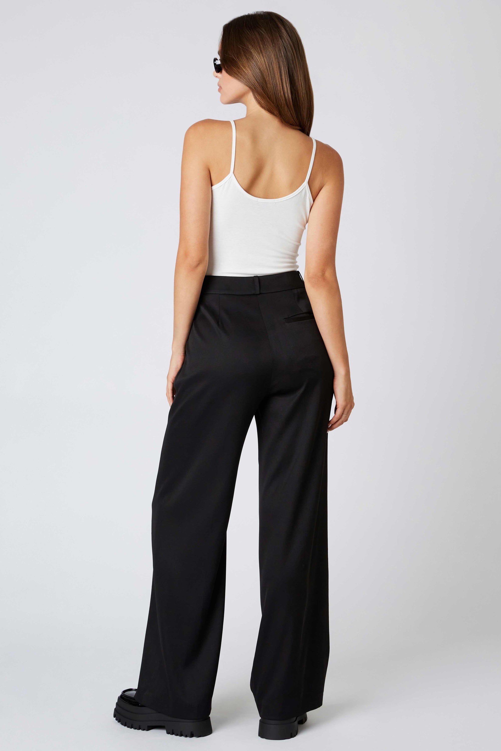 High rise trousers with two side pockets.