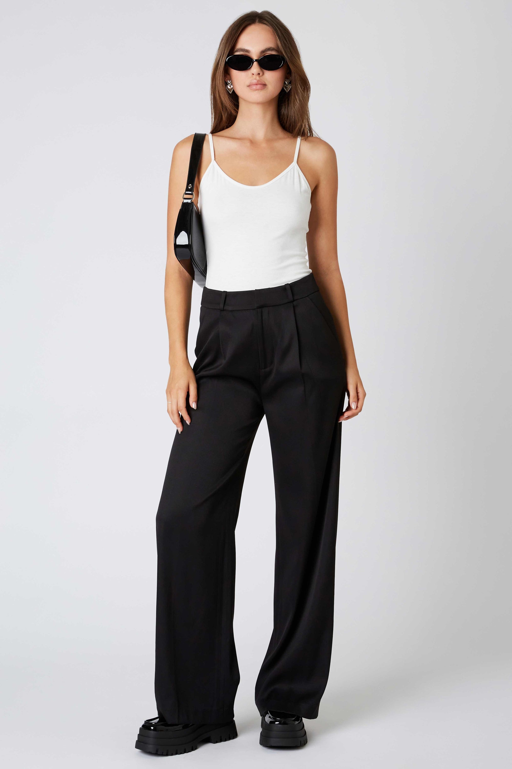 High rise trousers with two side pockets.